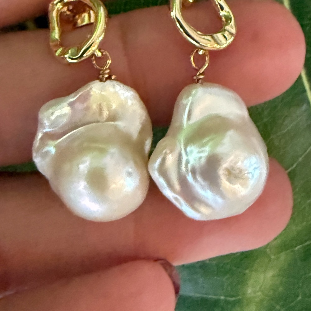 Elegant Gold and Pearl Drop Earrings - Picture 2 of 12